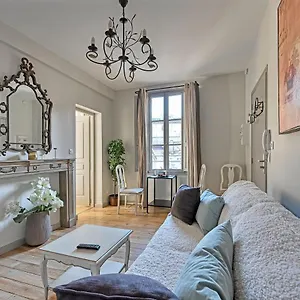 Au Coeur Des Papes, Dans Batisse De Charme & En Coeur De Apartamento